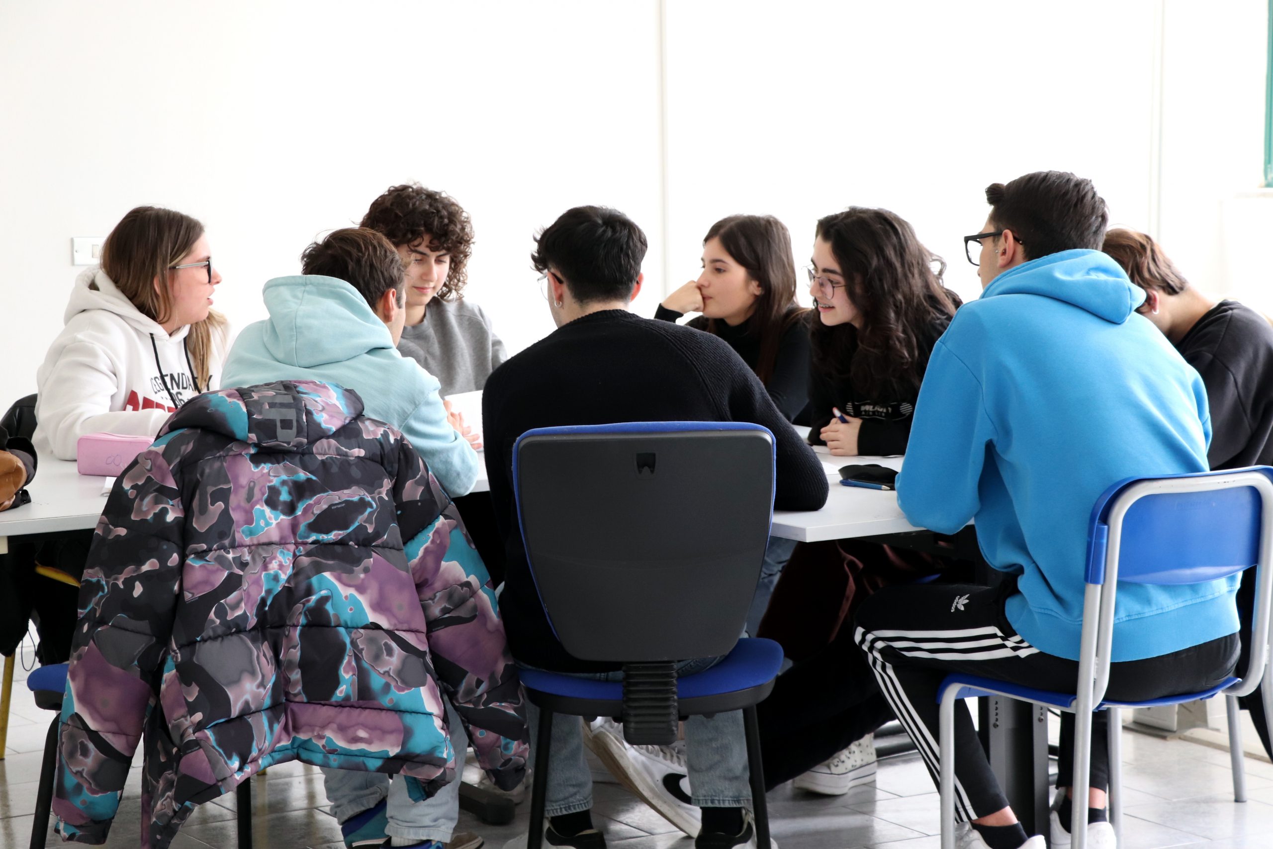 ragazzi e ragazze impegnate in un lavoro di gruppo