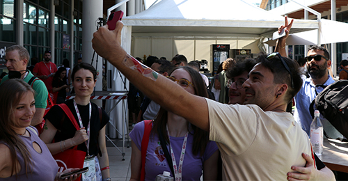 ragazzi che partecipano ad una fiera