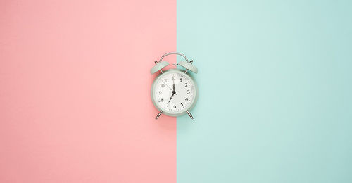 Sveglia su fondo colorato