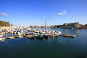 Porto di Brindisi con barche su sfondo soleggiato