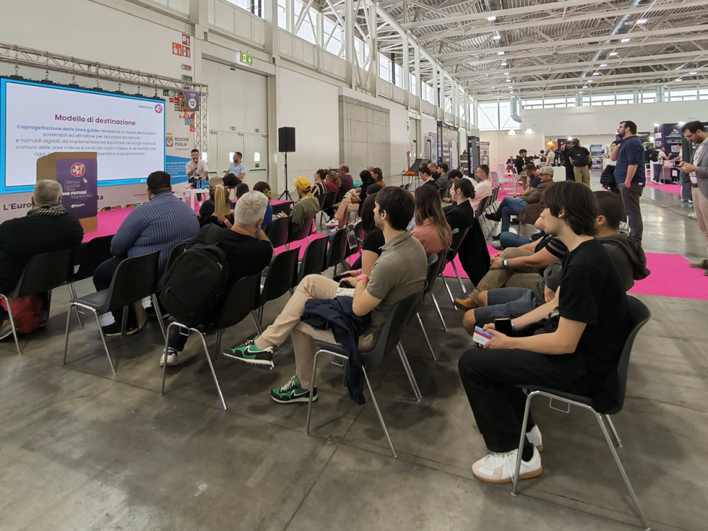 Platea affollata del Main Stage della Regione Puglia