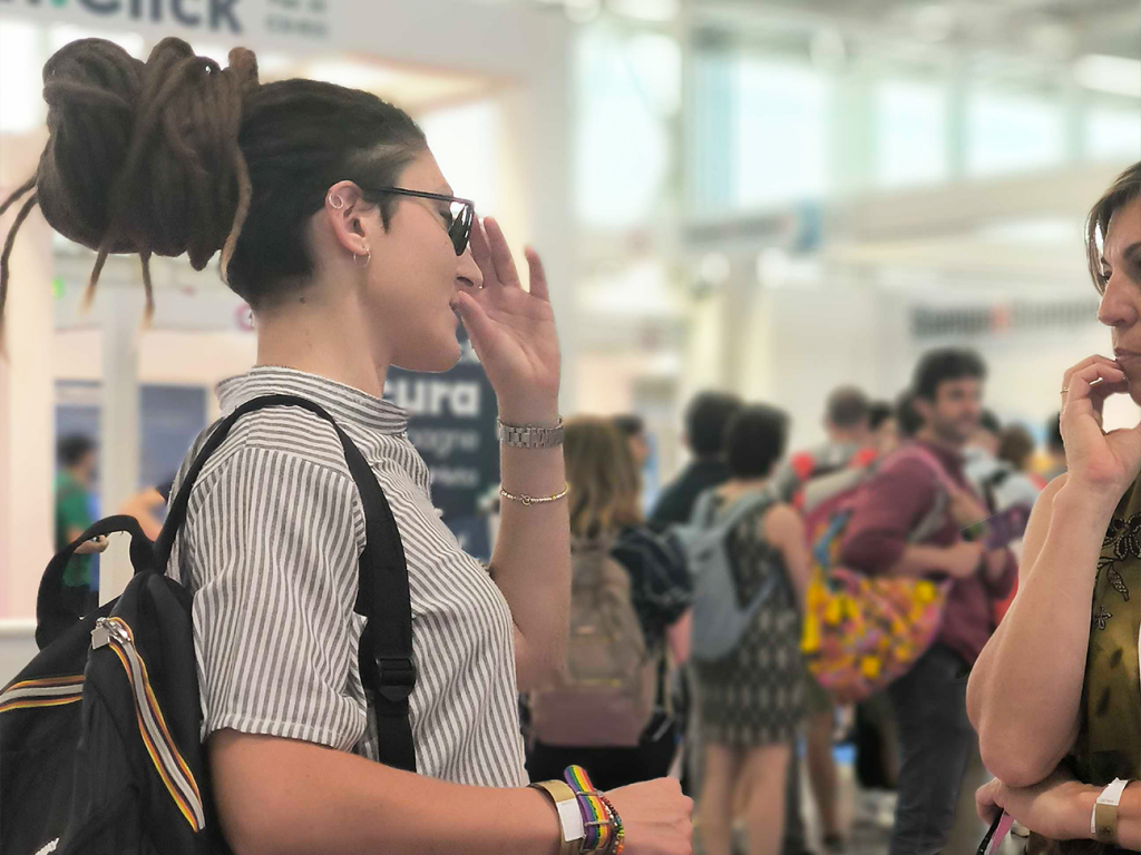 Elisabetta, all'interno della fiera, intenta a parlare