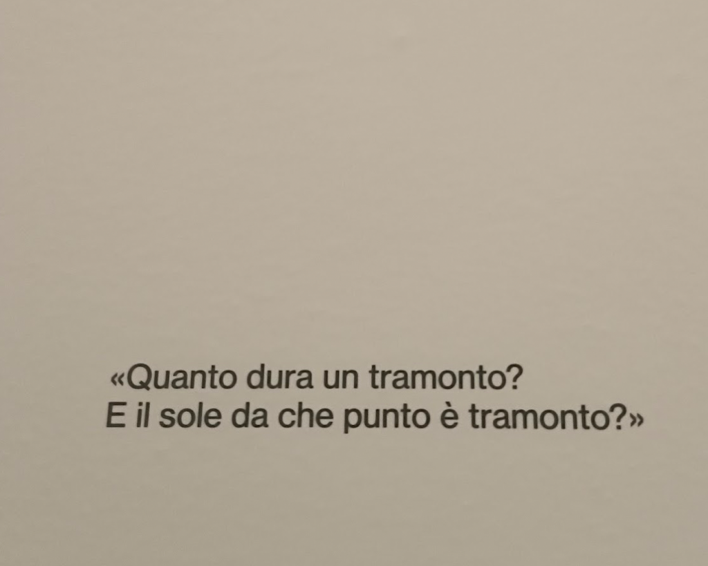 Citazione che presenta la mostra di Salvo che dice "Quanto dura un tramonto? E il sole da che punto è tramonto?"