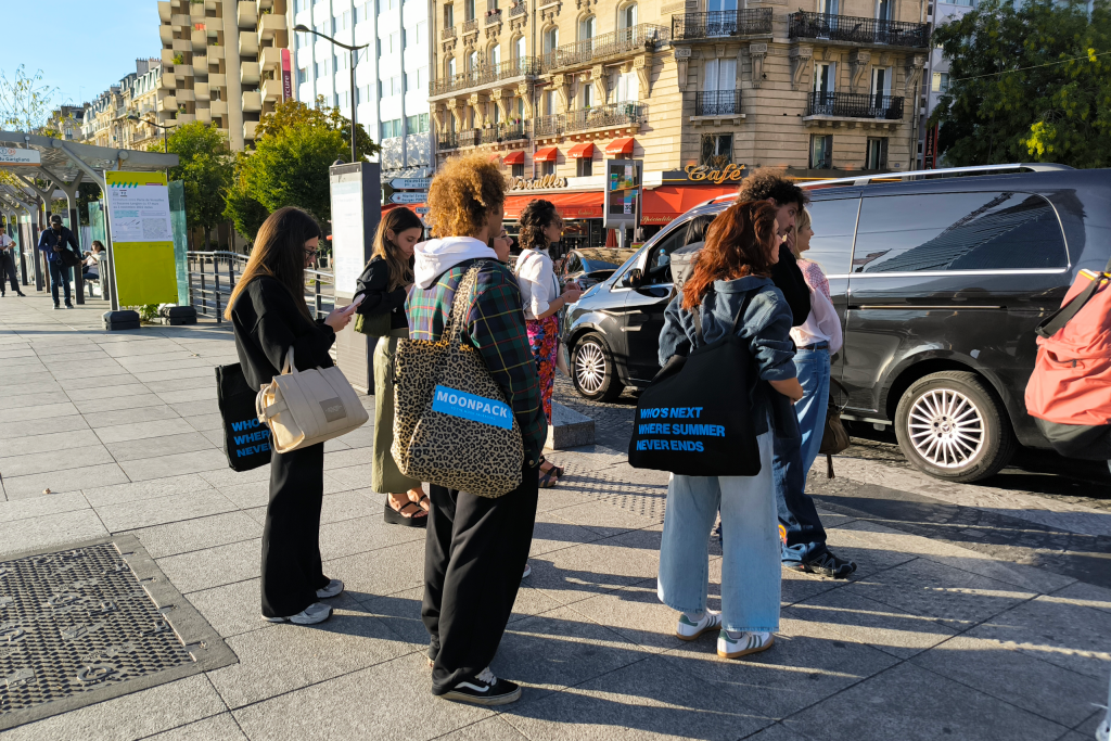 I partecipanti alla missione colti tra le strade di Parigi, di ritorno dalla fiera.