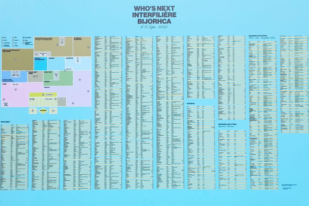 La lista degli espositori inserita in un cartellone all'ingresso della fiera